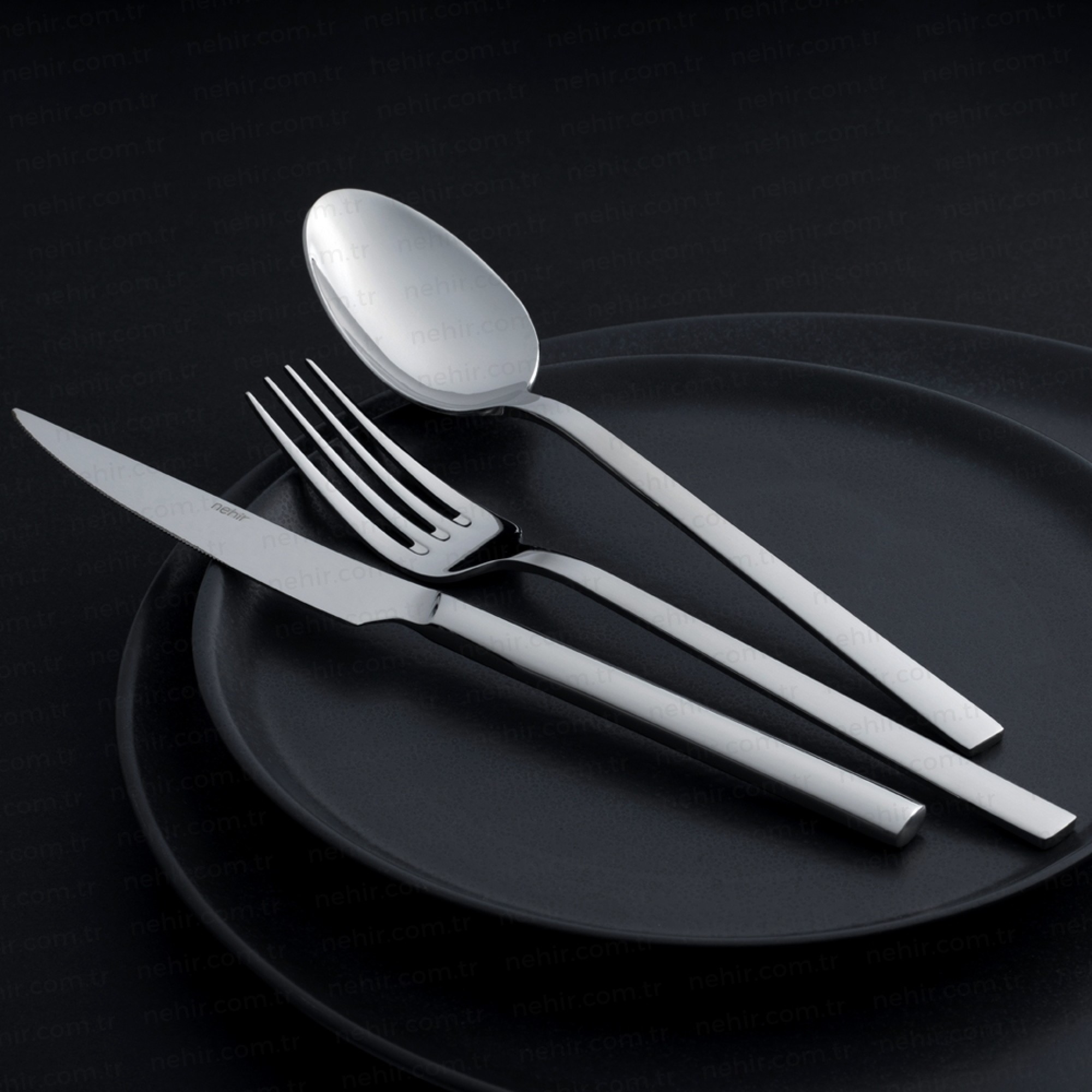 تاقمی چەقۆ و چەتاڵ و کەوچکی ناو قوتوی چەرمی Dalyan (٨٤ پارچە)