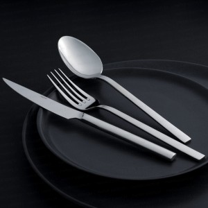 تاقمی چەقۆ و چەتاڵ و کەوچکی ناو قوتوی چەرمی Dalyan (٨٤ پارچە)