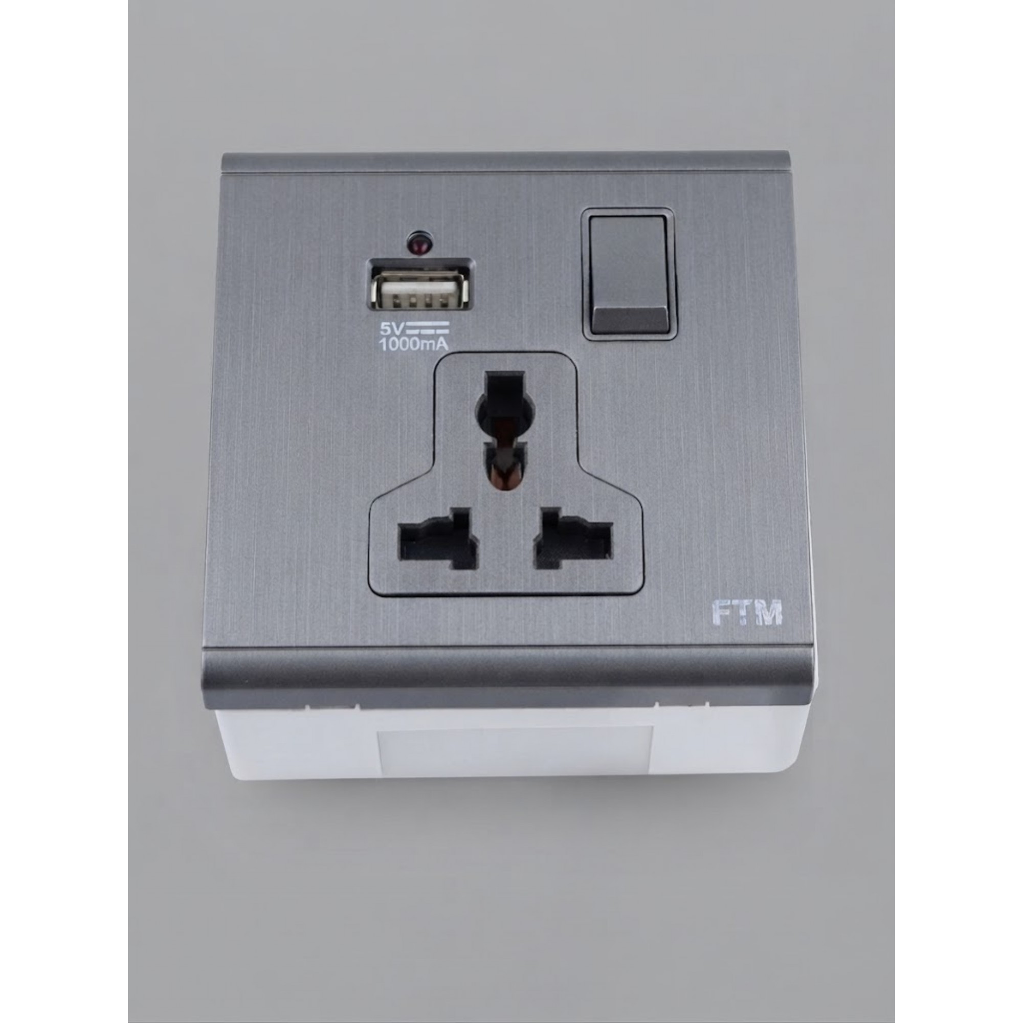 پلاکی دیواری جۆری ئینگلیزی بە دەرچەی USB بۆ شەحنکردنەوە ; مۆدێلی B