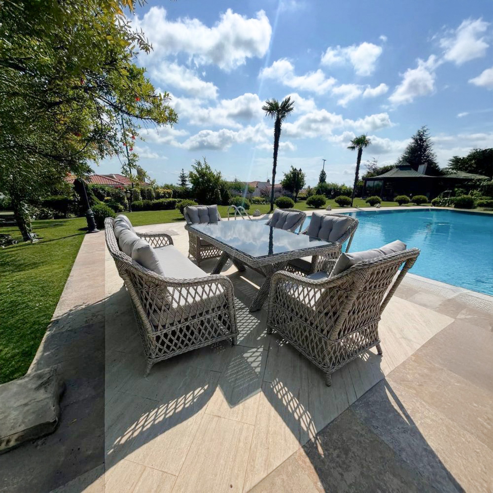 سێتی مێز + 3 کەس قەنەفە + 4 کورسی دانیشتن جۆری فلێکسی ڕۆلێکس - قاوەیی