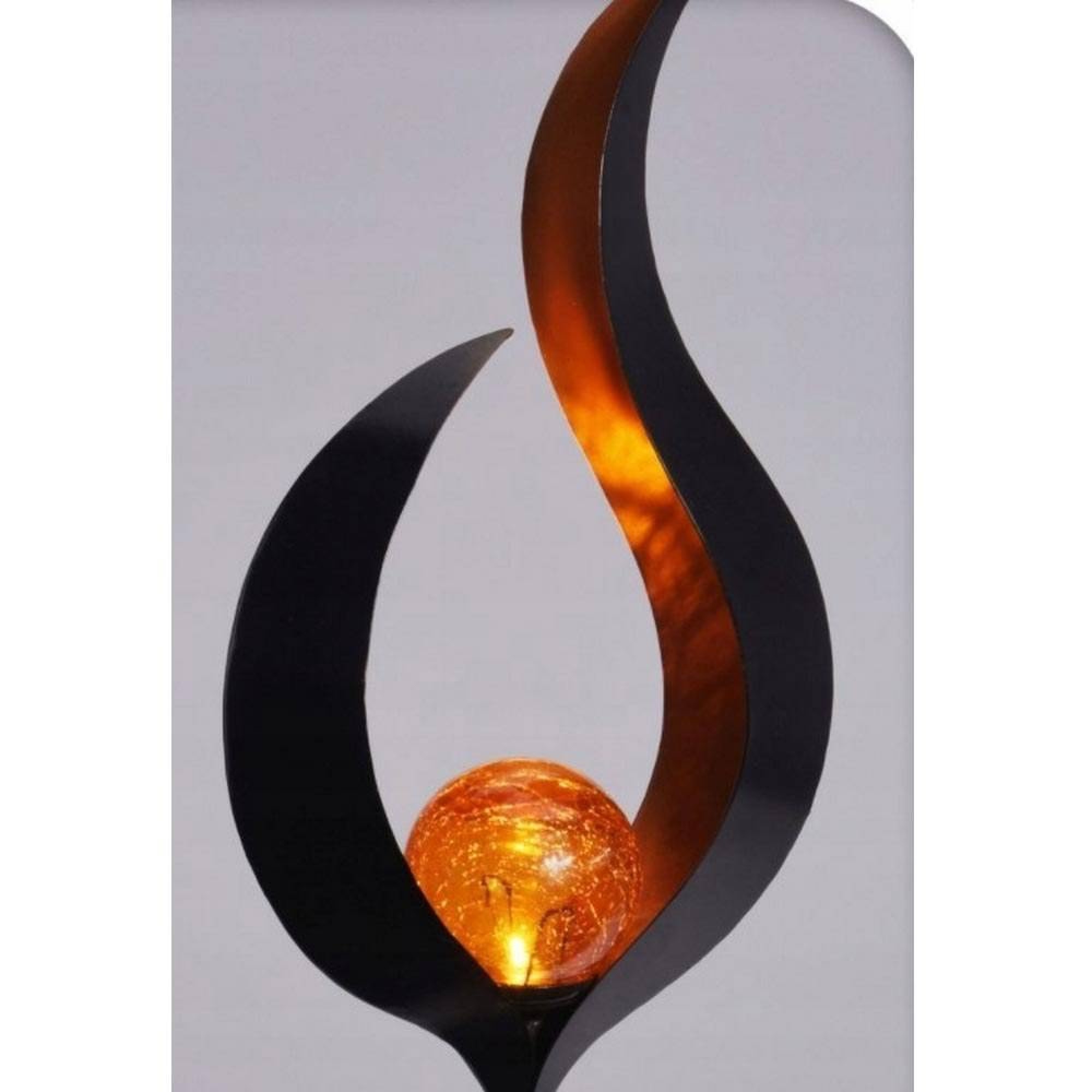 گڵۆپی خۆری شێوەی توپ لەناو گۆلی کانزایی