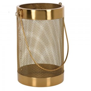 فانۆس هەڵگری مۆم تۆڕی ئاسن ڕەنگی زێڕین.