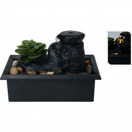 نافورە لەگەڵ ڕووەک لە Pp - 109500730